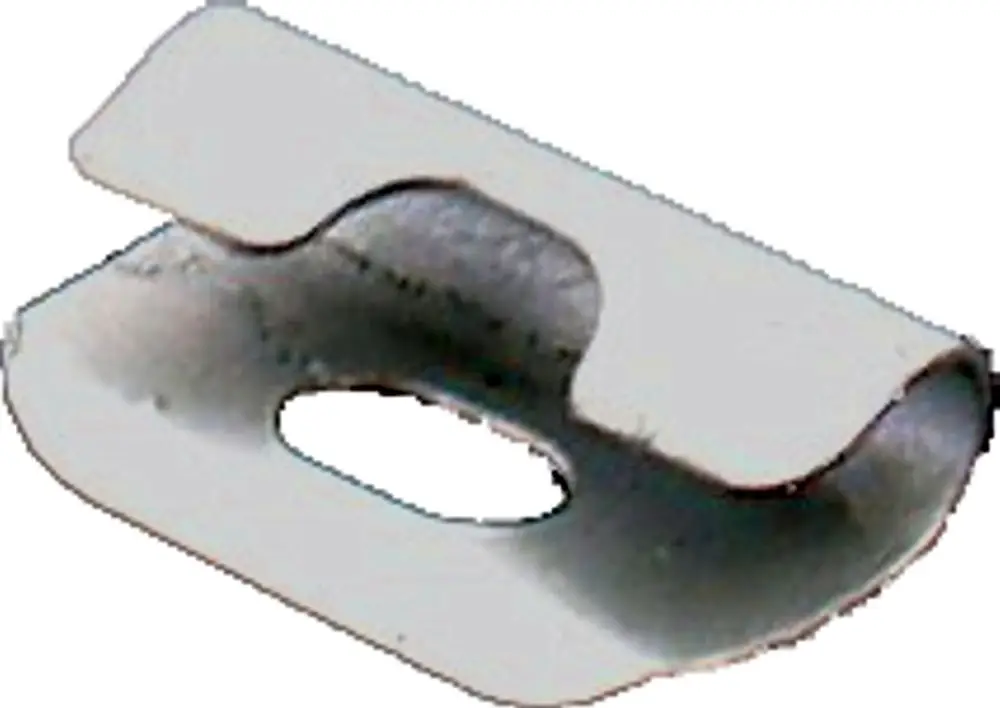 Metallene Steckklammer, die typischerweise in Brennraumgehäusen von Wolf-Produkten verwendet wird. Sie hat eine geschwungene Form mit einer mittigen Öffnung.